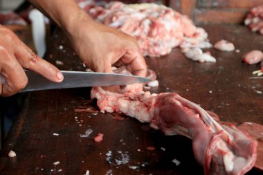 Şef 'in mutfakta Asya yemeği hazırlarken yakın plan fotoğrafı.