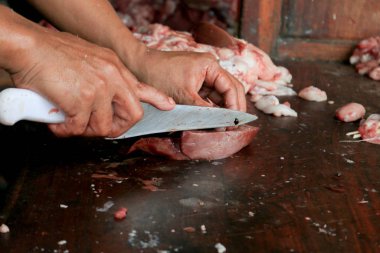 Şef 'in mutfakta Asya yemeği hazırlarken yakın plan fotoğrafı.