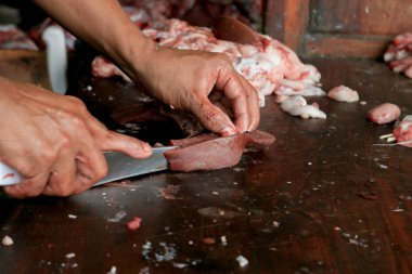 Şef 'in mutfakta Asya yemeği hazırlarken yakın plan fotoğrafı.