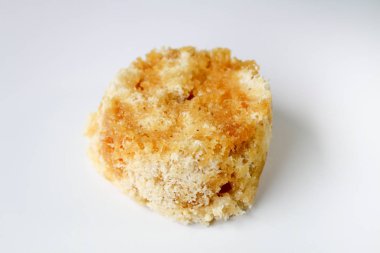 Beyaz arka planda bir yığın kızarmış pirinç 