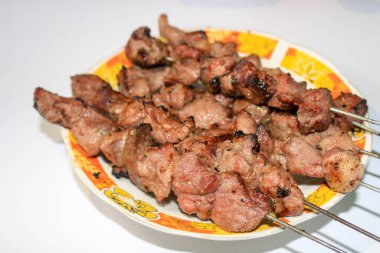 Şiş üzerinde bir tabak iştah açıcı et.