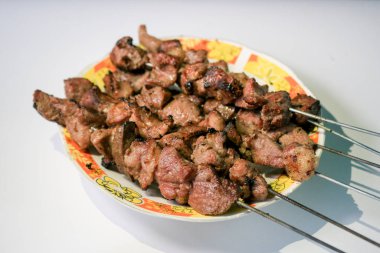 Şiş üzerinde bir tabak iştah açıcı et.