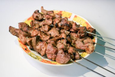 Şiş üzerinde bir tabak iştah açıcı et.