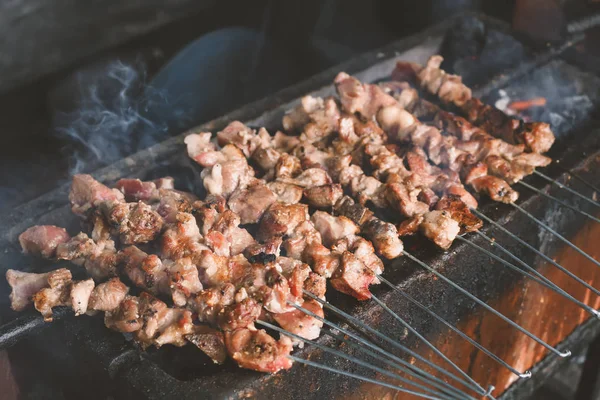 烧烤炉上烤的烟熏肉 — 图库照片