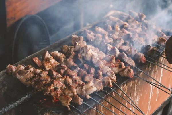 Mannelijke Hand Koken Barbecue Vlees Brazier — Stockfoto