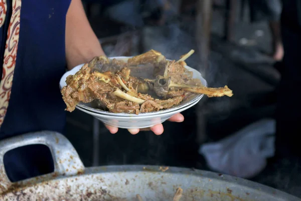 Primer Plano Mano Sosteniendo Carne Frita Plato — Foto de Stock