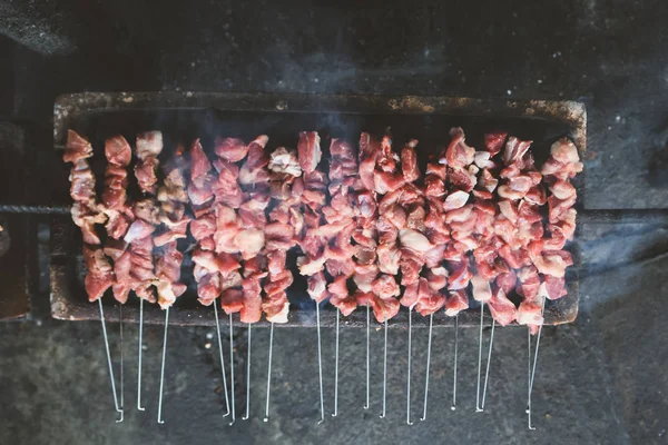 Carne Churrasco Fumada Espetos Grelhando Braseiro — Fotografia de Stock