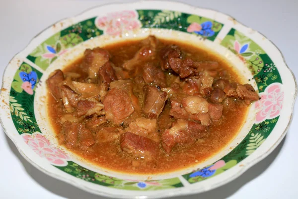 Goulache Viande Appétissante Dans Une Assiette Bordure Fleurs — Photo