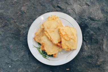 Lezzetli tabak ve kızarmış yumurtalı sandviç.