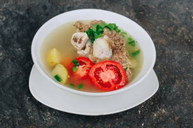 Sebzeli ve etli lezzetli çorba.