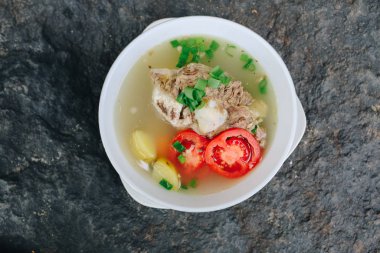 Sebzeli ve etli lezzetli çorba.