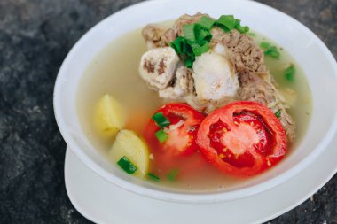 Sebzeli ve etli lezzetli çorba.