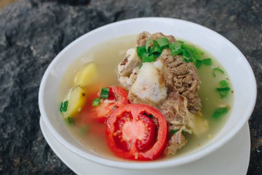 Sebzeli ve etli lezzetli çorba.