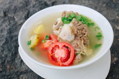 Sebzeli ve etli lezzetli çorba.