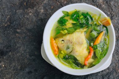 Balık ve sebzeli sağlıklı ve lezzetli çorba.