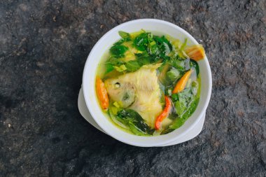 Balık ve sebzeli sağlıklı ve lezzetli çorba.