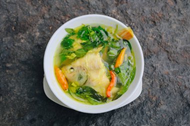 Balık ve sebzeli sağlıklı ve lezzetli çorba.