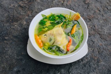 Balık ve sebzeli sağlıklı ve lezzetli çorba.