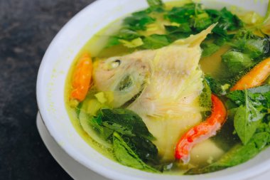 Balık ve sebzeli sağlıklı ve lezzetli çorba.