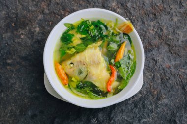 Balık ve sebzeli sağlıklı ve lezzetli çorba.