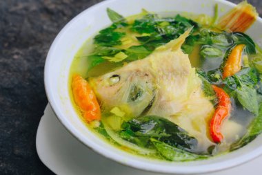Balık ve sebzeli sağlıklı ve lezzetli çorba.