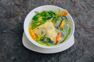 Balık ve sebzeli sağlıklı ve lezzetli çorba.