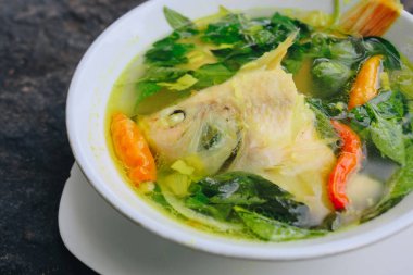 Balık ve sebzeli sağlıklı ve lezzetli çorba.