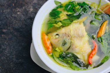 Balık ve sebzeli sağlıklı ve lezzetli çorba.