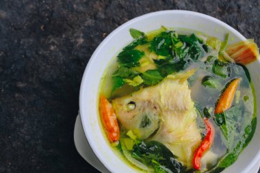 Balık ve sebzeli sağlıklı ve lezzetli çorba.