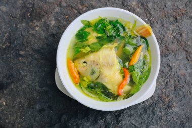 Balık ve sebzeli sağlıklı ve lezzetli çorba.