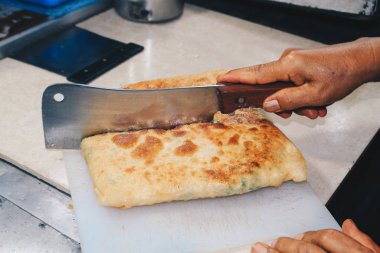 Erkek eli, iştah açıcı turtayı yeşillikle doldurur.