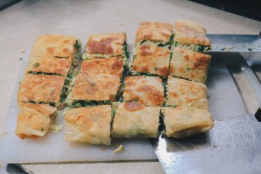 Yeşillikle doldurulmuş iştah açıcı turta.