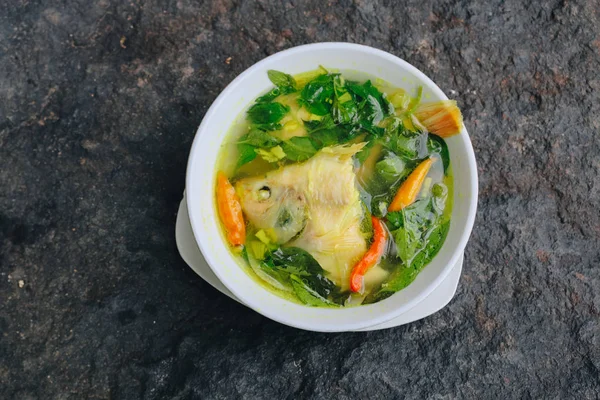 Balık ve sebzeli sağlıklı ve lezzetli çorba.