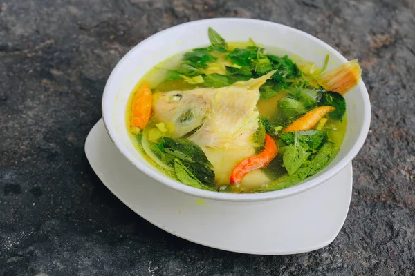 Balık ve sebzeli sağlıklı ve lezzetli çorba.
