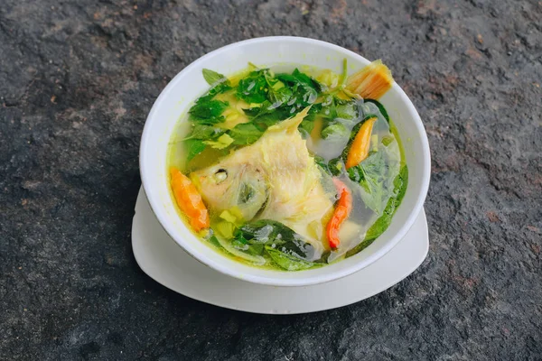 Balık ve sebzeli sağlıklı ve lezzetli çorba.