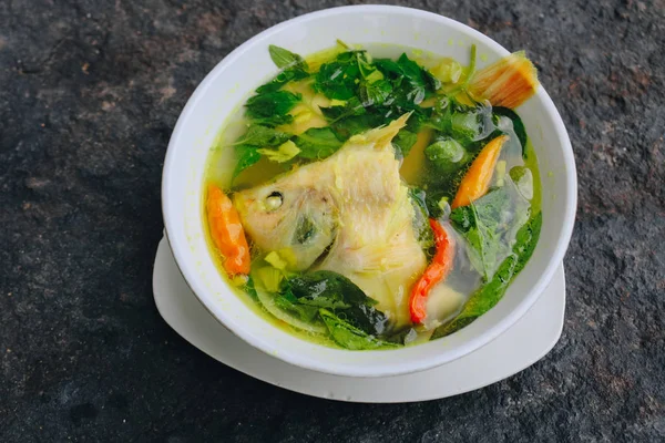 Balık ve sebzeli sağlıklı ve lezzetli çorba.