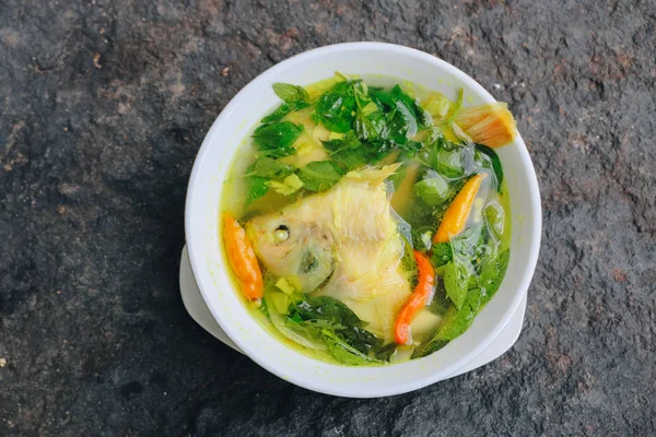 Balık ve sebzeli sağlıklı ve lezzetli çorba.