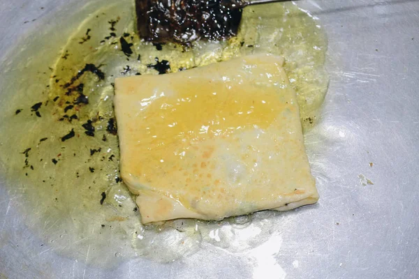 油とおいしい正方形のほうれん草パイ — ストック写真
