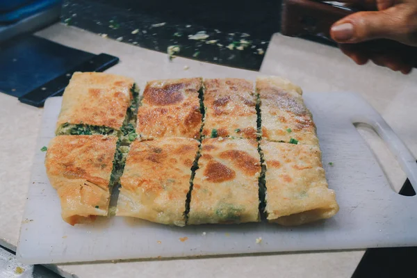 Macho Corte Mano Apetitoso Relleno Pastel Con Vegetación — Foto de Stock