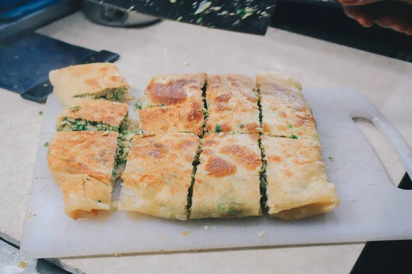 Männliche Hand Schneidet Appetitliche Kuchenfüllung Mit Grün — Stockfoto