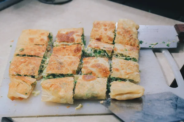 Yeşillikle Doldurulmuş Iştah Açıcı Turta — Stok fotoğraf