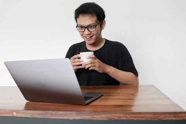 Ung Asiatisk Mann Som Jobber Drikker Kaffe Atelier – stockfoto