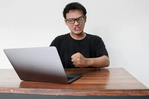 Irritado Jovem Asiático Homem Trabalhando Estúdio — Fotografia de Stock