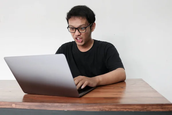 Irritado Jovem Asiático Homem Trabalhando Estúdio — Fotografia de Stock