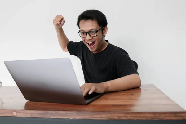 Glædelig Smilende Ung Asiatisk Mand Arbejder Studiet - Stock-foto