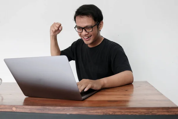 Glædelig Smilende Ung Asiatisk Mand Arbejder Studiet - Stock-foto