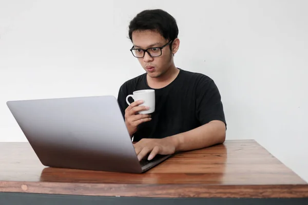 Ung Asiatisk Mand Arbejder Drikker Kaffe Studiet - Stock-foto