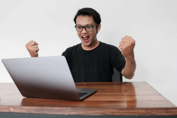 Lykkelig Ung Asiatisk Mann Som Jobber Studio – stockfoto