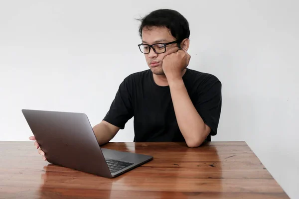 Tænker Ung Asiatisk Mand - Stock-foto