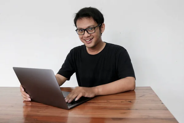 Glücklich Lächelnd Junger Asiatischer Mann Der Studio Arbeitet — Stockfoto